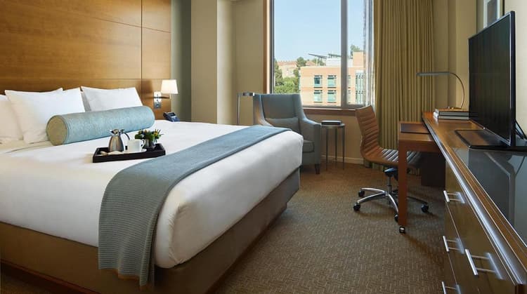 14 Best Hotels in Los Angeles with Room Service